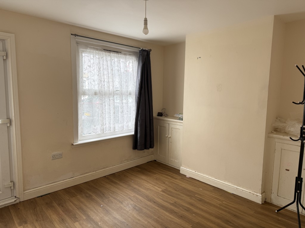 Lot: 125 - FREEHOLD TWO-BEDROOM MID-TERRACE HOUSE FOR IMPROVEMENT - Living room at front of house